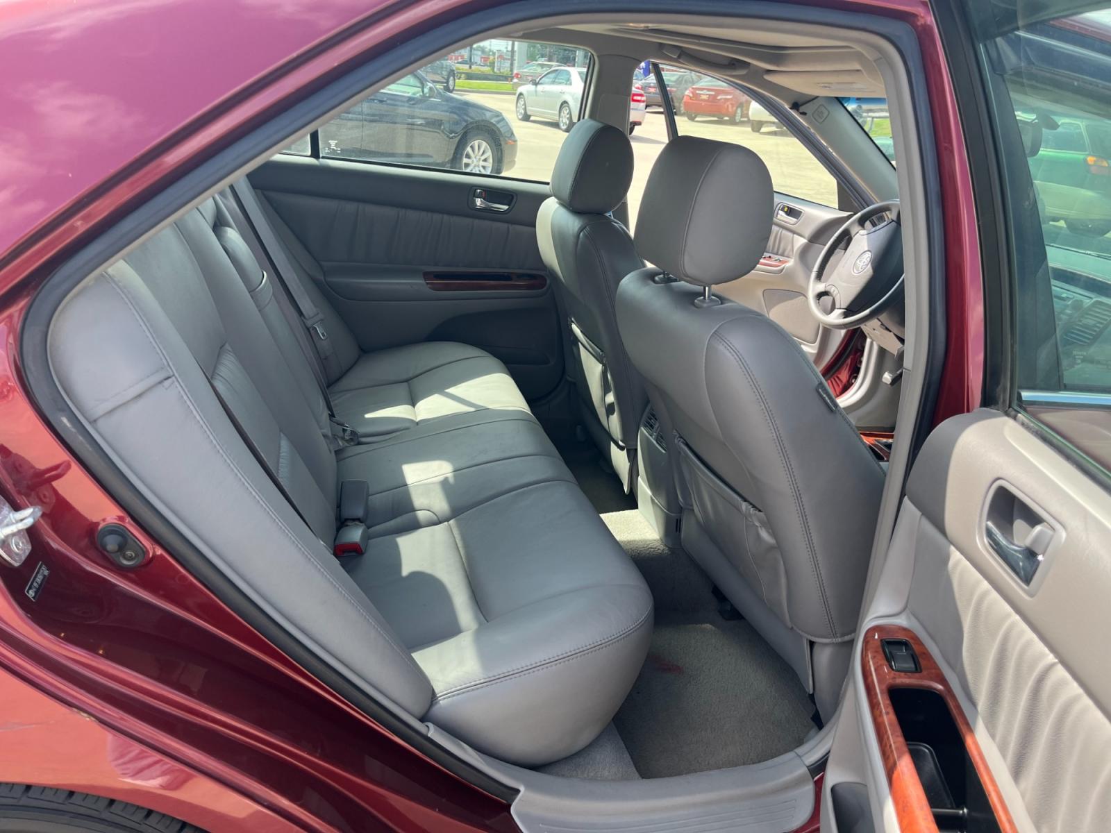 2006 red /TAN Toyota Camry LE V6 (4T1BF30KX6U) with an 3.0L V6 DOHC 24V engine, 5-Speed Automatic Overdrive transmission, located at 14700 Tomball Parkway 249, Houston, TX, 77086, (281) 444-2200, 29.928619, -95.504074 - Photo #12